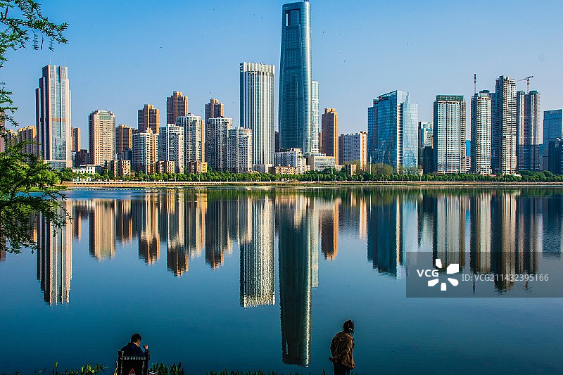 沙湖公园里的武汉天际线图片素材