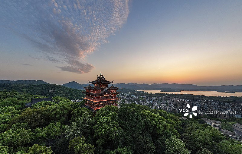航拍视角下的傍晚城隍阁图片素材