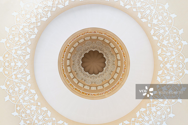 阿布扎比大清真寺，谢赫扎耶德本苏尔坦阿勒纳哈扬清真寺，内部穹顶雕饰的花纹浮雕图案图片素材