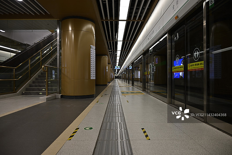 崭新的地铁站台透视低视角视图图片素材