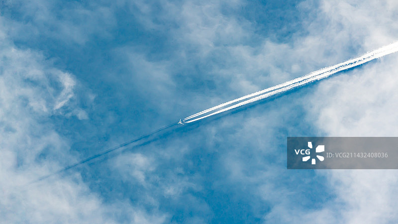 划过天空的波音747图片素材