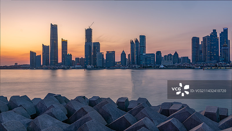 从青岛奥帆中心情人坝拍摄的浮山湾图片素材