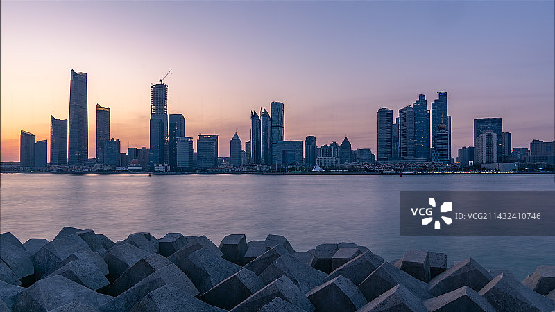 从青岛奥帆中心情人坝拍摄的浮山湾图片素材