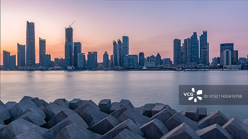 从青岛奥帆中心情人坝拍摄的浮山湾图片素材