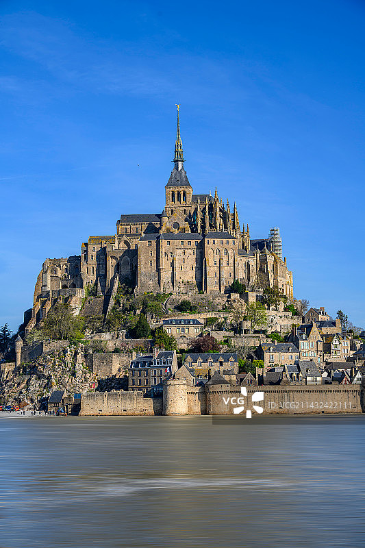 法国蓝天白云下的圣米歇尔山及教堂远景图图片素材