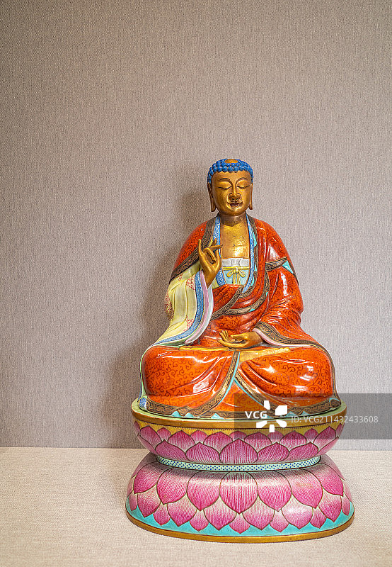 粉彩阿弥陀佛坐像图片素材