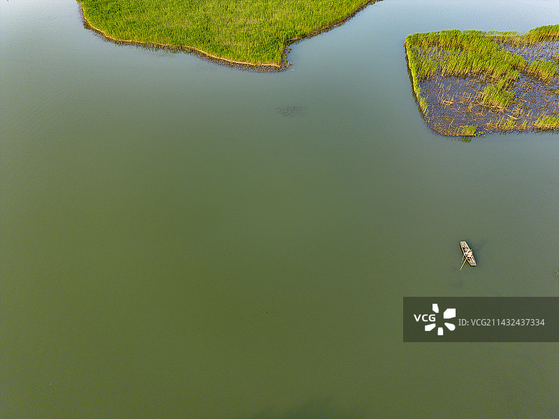 航拍苏州吴中光福冲山芦苇荡湖上泛舟图片素材
