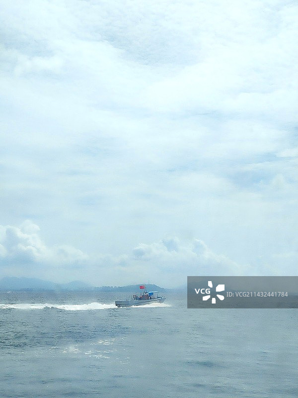 海面上的快船图片素材