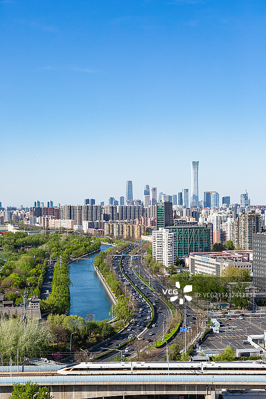 京津城际高速列车驶过北京左安门图片素材