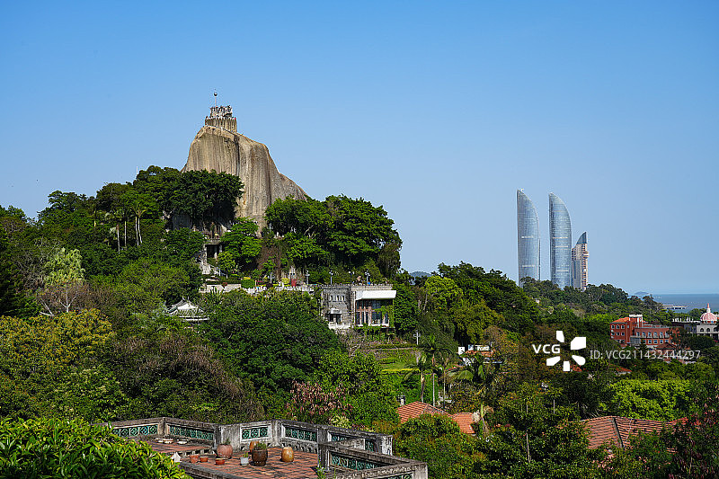 蓝天下的日光岩和双子塔图片素材