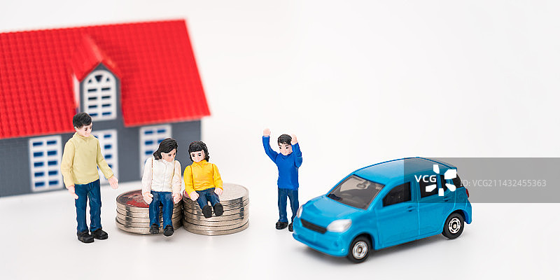 白色背景下的玩具人偶二孩家庭和房子模型图片素材