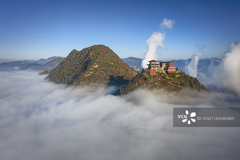 云雾中的佛顶寺图片素材