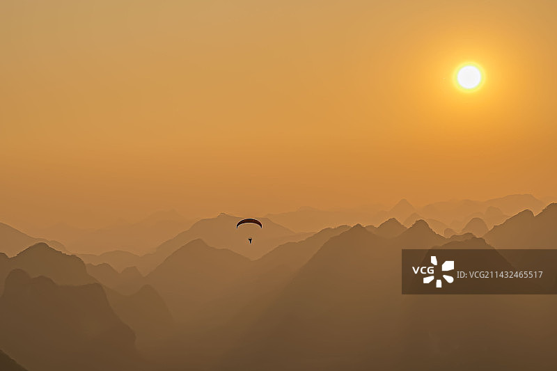 橘色天空衬托山峦的剪影景色图片素材