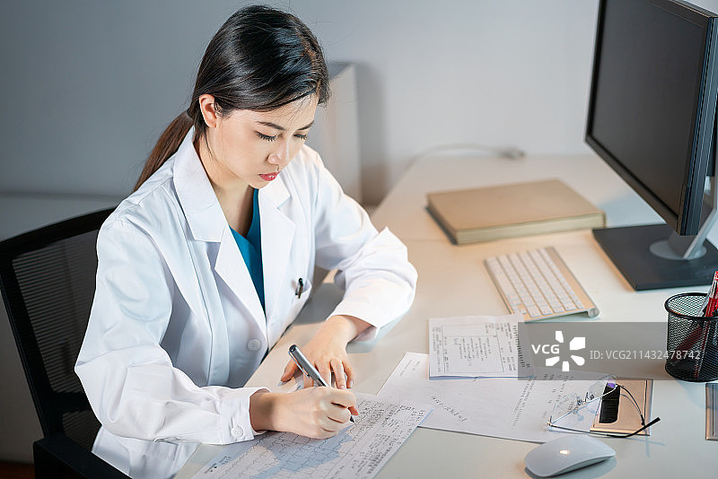 年轻的女医生在工作图片素材