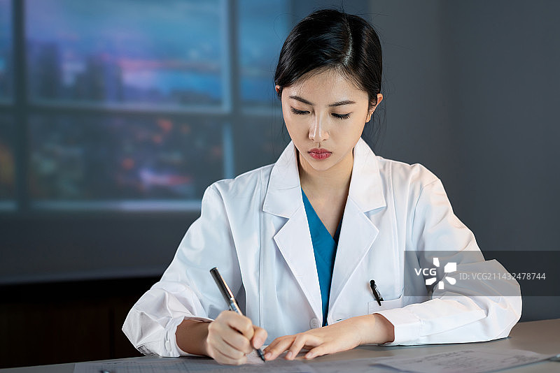 年轻的女医生在工作图片素材