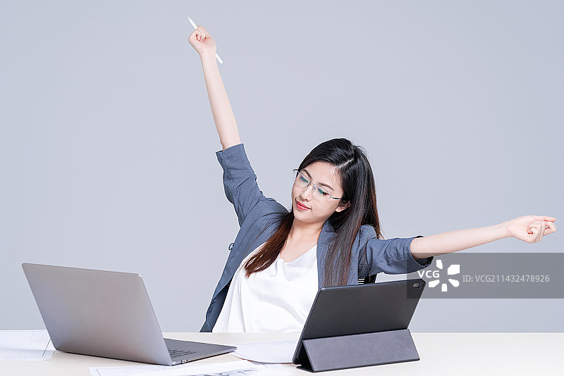 年轻漂亮的商务女白领图片素材