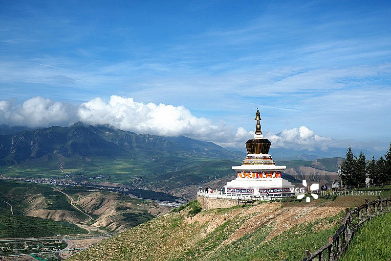 蓝天白云下的卓尔山景区图片素材