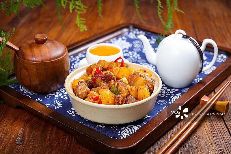 香辣美味农家菜红焖肉炒土豆图片素材