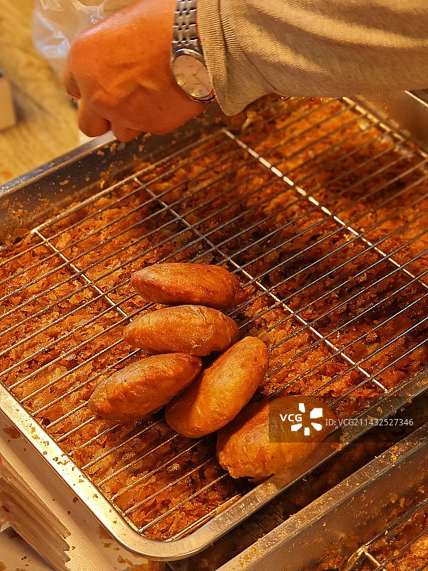 刚出锅的红糖油糕图片素材