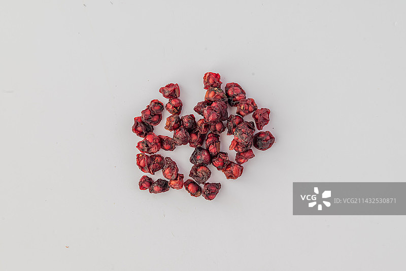 五味子-中医中药材草药临床医药标本百科白背景俯拍合集图片素材