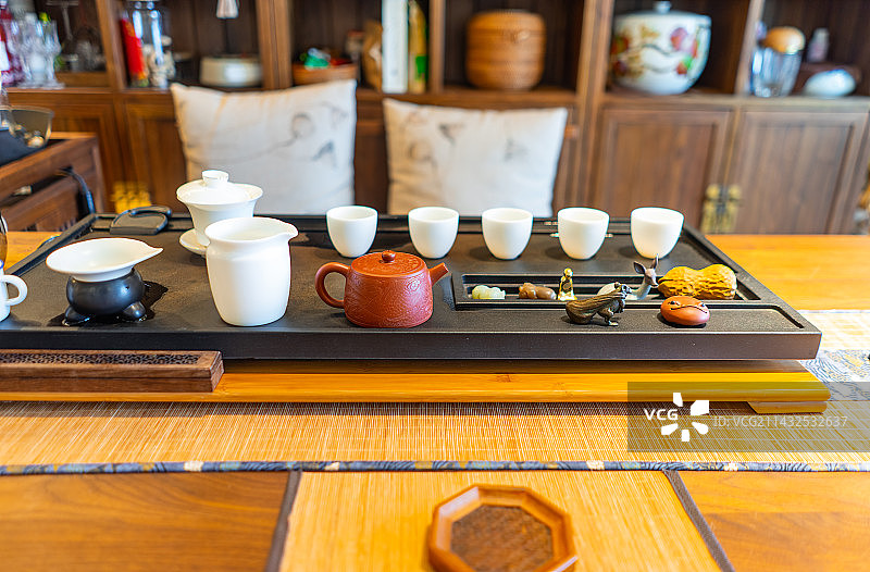 中国健康生活方式拍摄主题，茶室里的博古架和各种茶具茶杯茶道茶艺用品，室内无人图像摄影图片素材