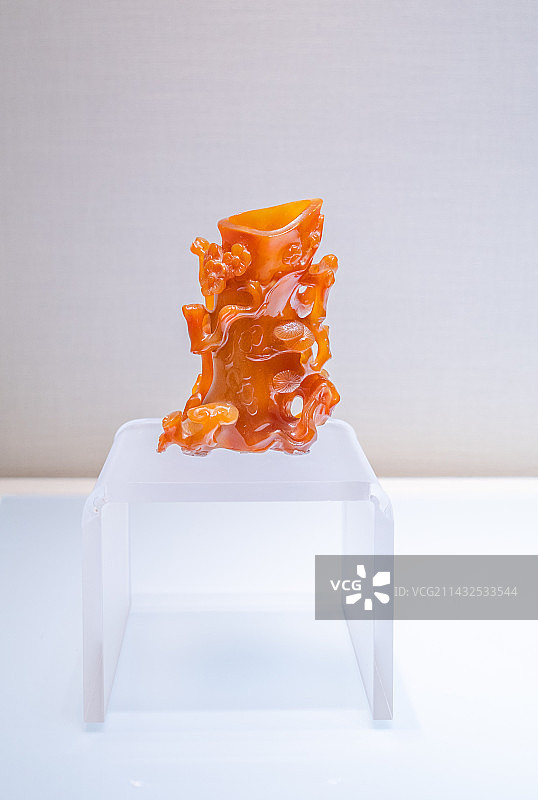 玛瑙雕梅竹松桩式花插图片素材