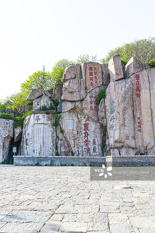 中国非都市风光拍摄主题，山东泰安著名景点泰山风景区，玉皇顶大观峰弥高岩唐摩崖雕刻，户外白昼无人图像图片素材