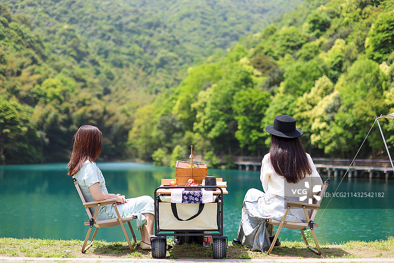 年轻闺蜜湖边聚会图片素材