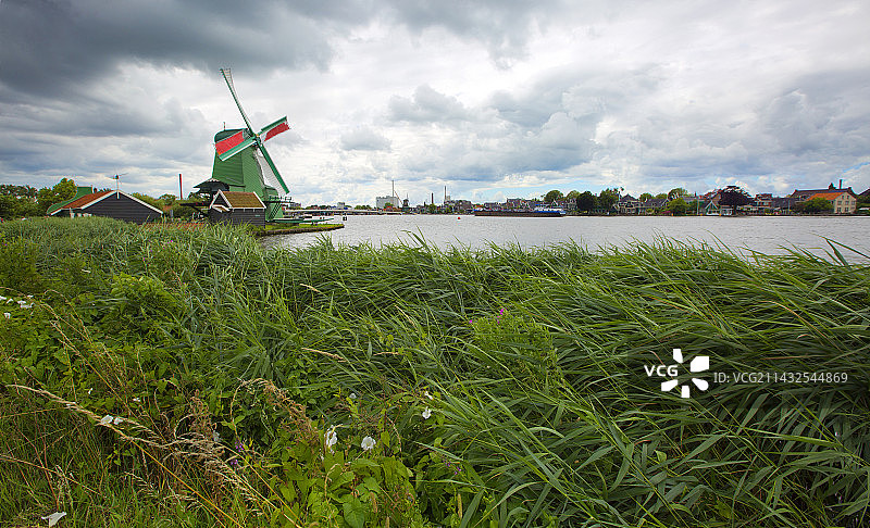 小孩堤防的风车图片素材