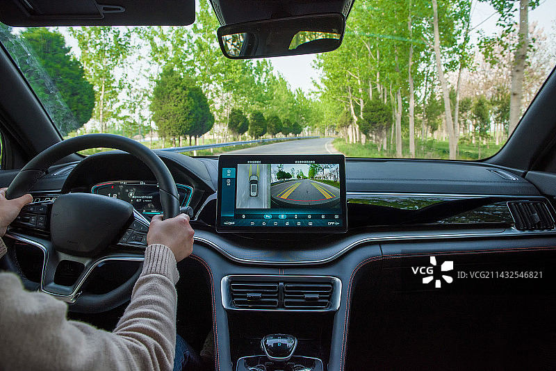 手握汽车方向盘开车图片素材