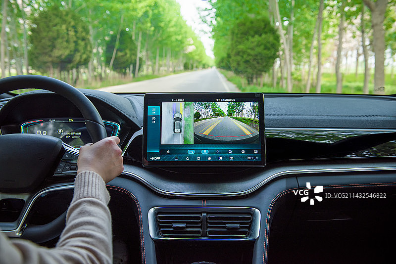 手握汽车方向盘开车图片素材