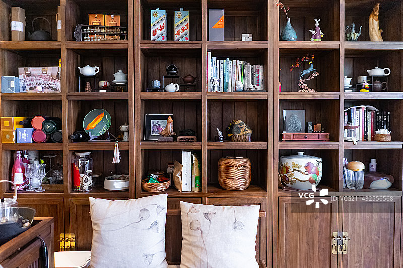 中国健康生活方式拍摄主题，茶室里的博古架和各种茶具茶杯茶道茶艺用品，室内无人图像摄影图片素材