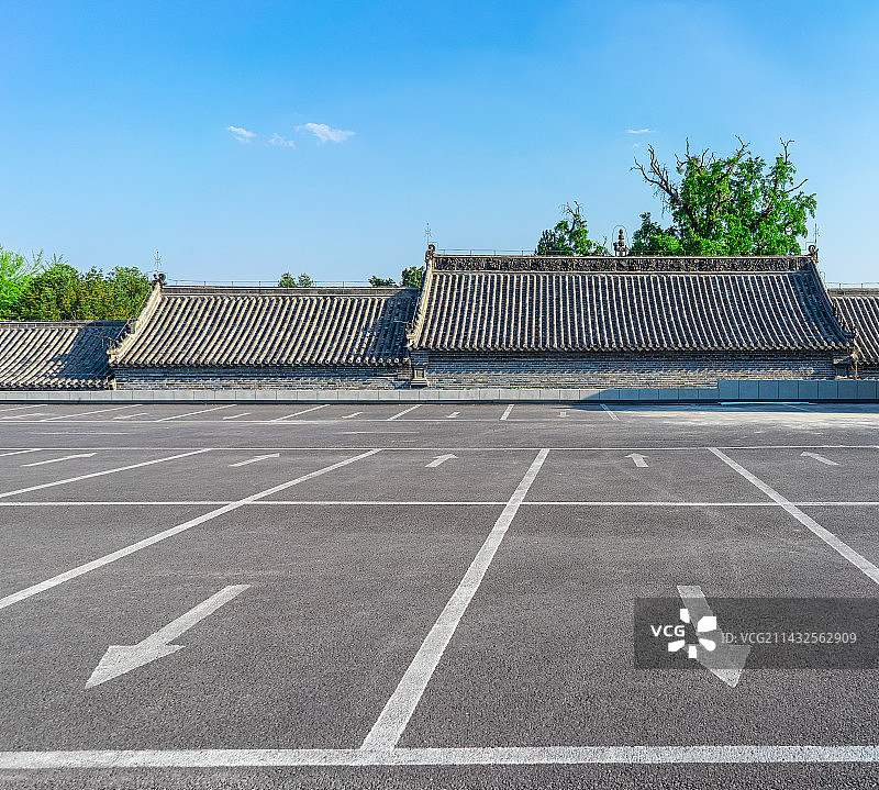 古代建筑和平坦的停车场图片素材