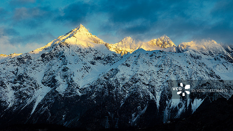 然乌日照金山图片素材