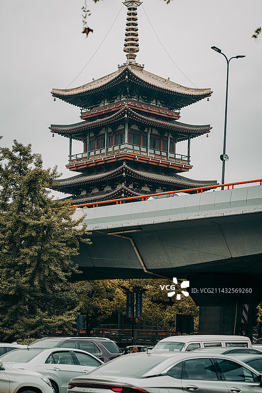 南宋御街的角楼与车流图片素材