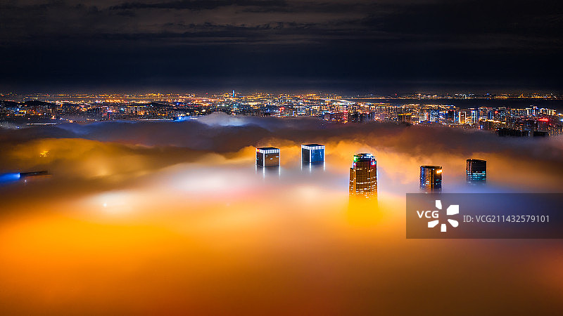 厦门城市风光：航拍平流雾中的厦门夜景图片素材