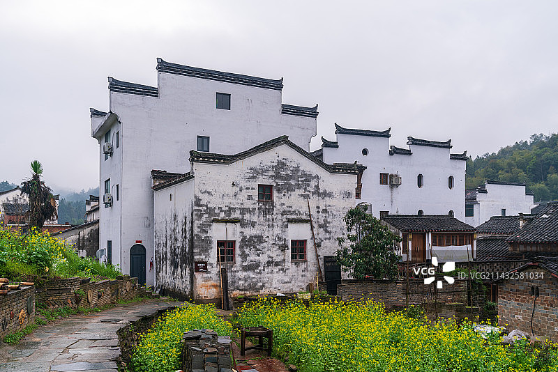 春雨绵绵的江西上饶婺源李坑图片素材