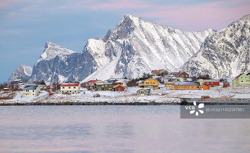 极夜期间拍摄于挪威罗弗敦群岛的峡湾渔村图片素材