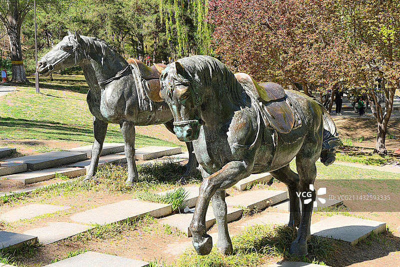 元土城遗址公园鞍缰盛世景区的骏马和马鞍雕塑图片素材