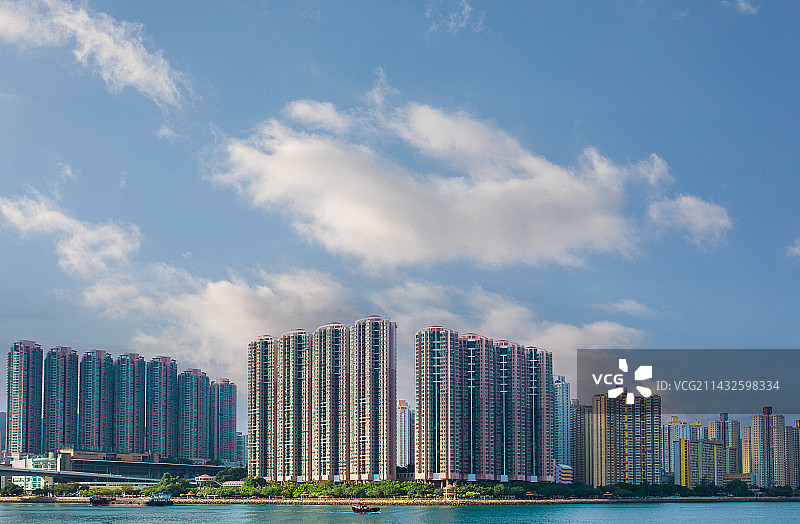 蓝天白云下的香港荃湾图片素材