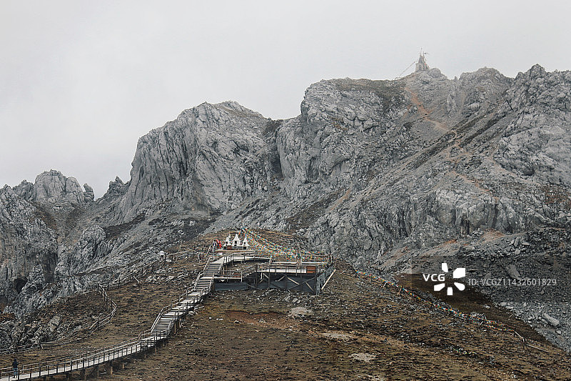 登山、香格里拉石卡雪山山顶风光图片素材