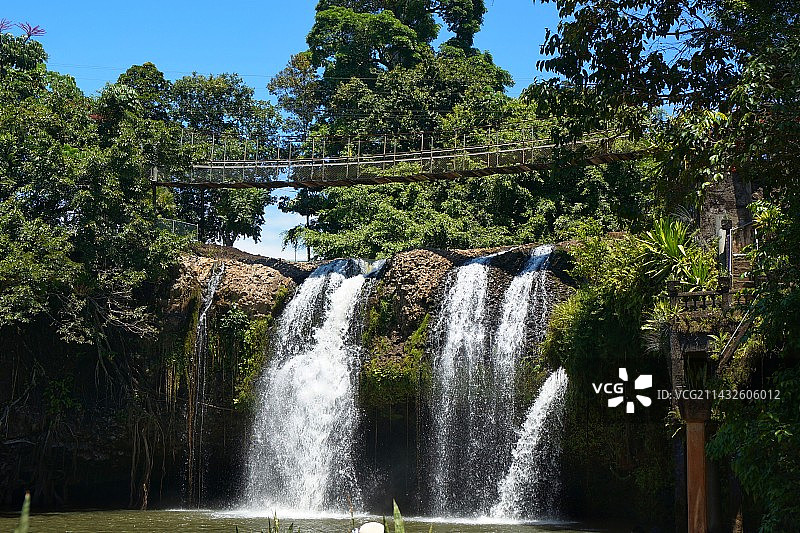 澳大利亚凯恩斯 山里的瀑布和吊桥图片素材