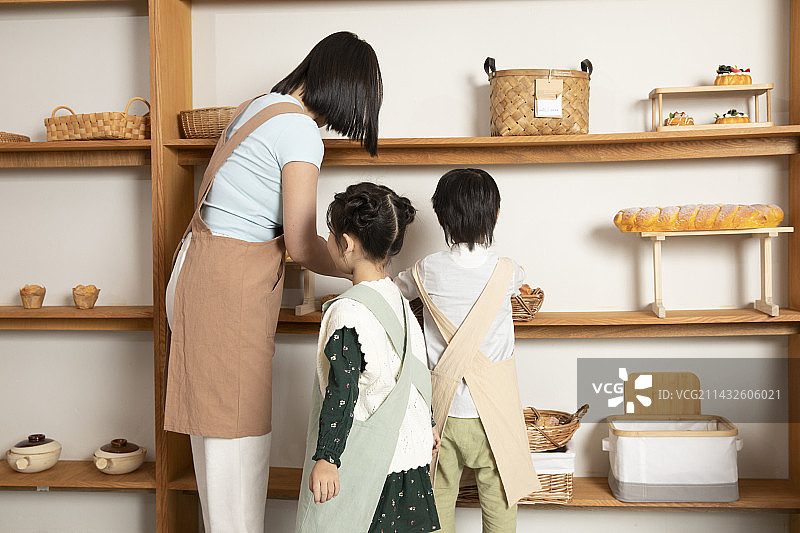 在烘培房里的母子三人图片素材