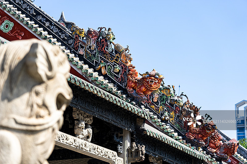 中国广州陈家祠岭南建筑屋顶灰塑陶塑和石狮子图片素材