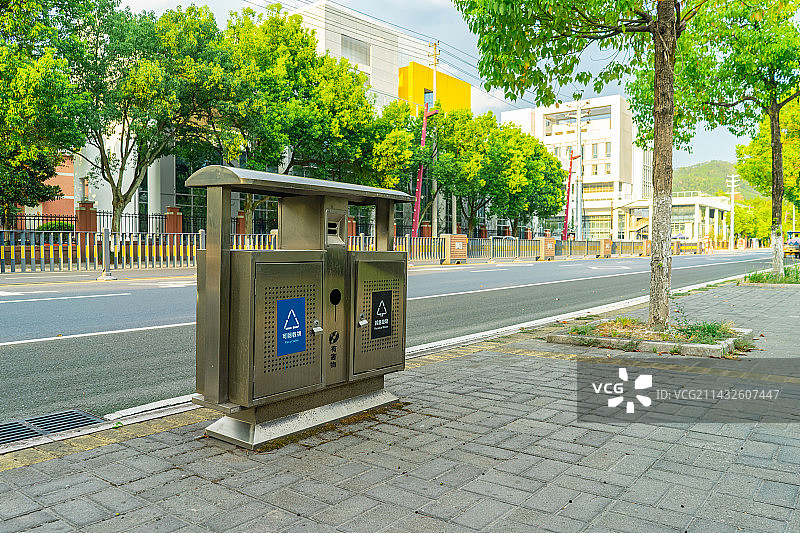 中国城市道路公共设施拍摄主题，马路旁边的垃圾桶设备用品，户外白昼无人图像摄影图片素材