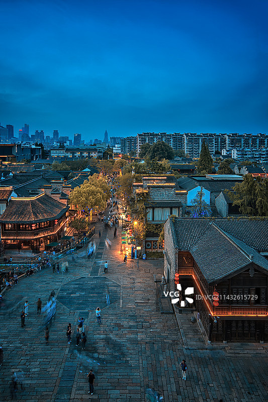 春日华灯初上之时的老门东+南京图片素材