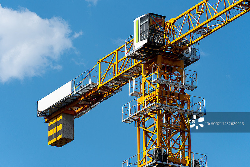 蓝天白云下的塔式起重机（塔吊）近景图片素材
