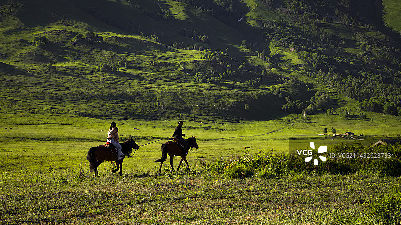 草原马背上的人图片素材