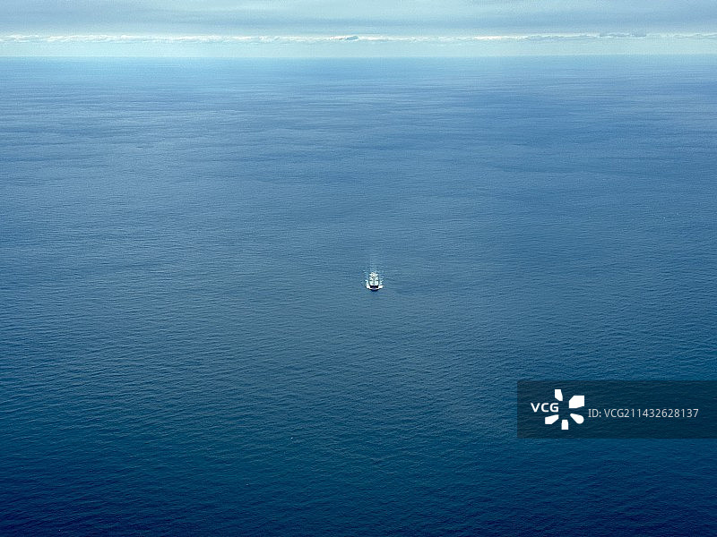 海上邮轮的高角度视图图片素材