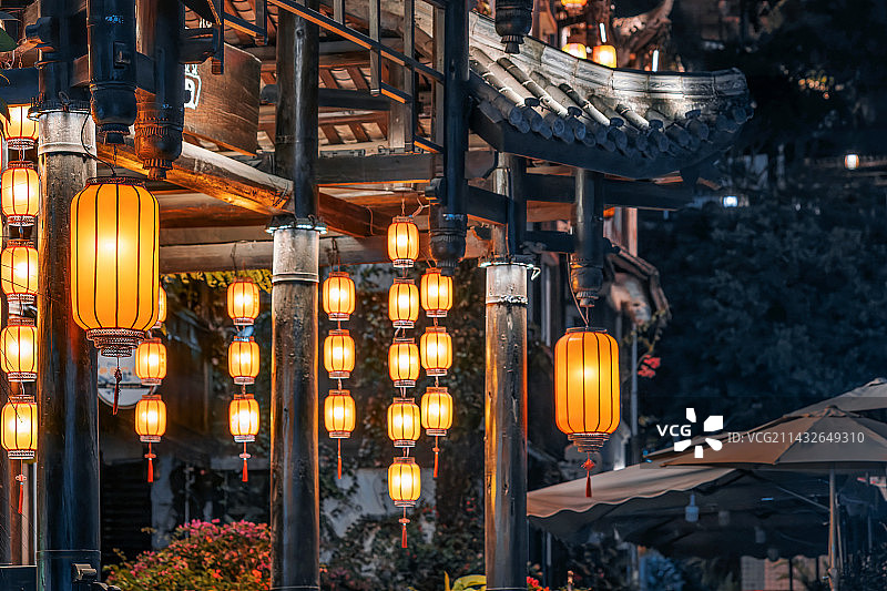 中式古典建筑夜景·甘坑古镇灯笼图片素材